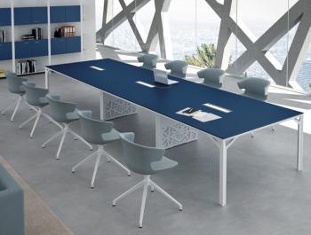 Table de réunion laquée avec passe-câbles